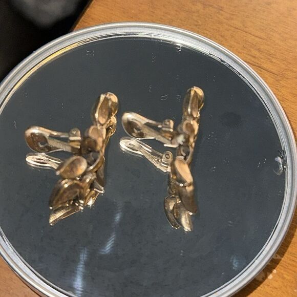 Vintage 50s/60s Trifari gold tone drop clip on earrings - Picture 5 of 5